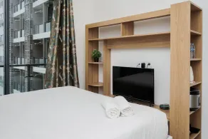 Elegant And Comfortable Studio Sky House Bsd Apartment - Room
