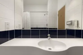 Days Inn by Wyndham Donington - Bathroom