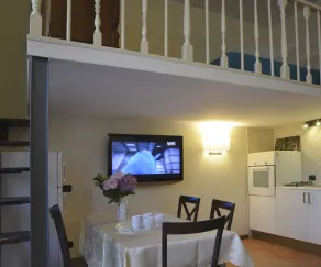 GEMELLI HOLIDAYS - Monte Mario Station connecting to center in 20 minutes, 2 easy lofts, groundfloor with courtyard, mezzanine bedroom, baby & pet friendly, 2 steps from groceries, restaurants, park, bus, cycle path - Warm guest care in 4 languages - Værelse