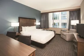 La Quinta Inn & Suites by Wyndham Chicago Downtown - Room