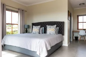 Serene Langebaan Getaway with Garden and pool views - Zimmer