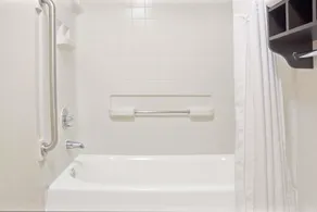 Howard Johnson by Wyndham Houston Heights Downtown - Salle de bain