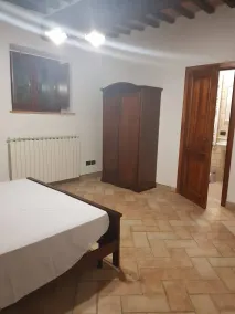 Portion of a Farmhouse With 30 Beds - 4 Apartments and 2 Rooms - Habitación