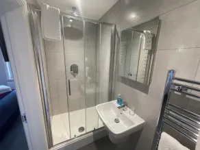 Arlan House, Central Basingstoke Hotel - Baño