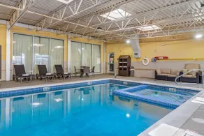 Comfort Inn & Suites Triadelphia - Wheeling - Piscine