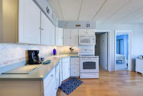 Beachfront Fourth-Floor Condo w/ Community Pool! - Intérieur