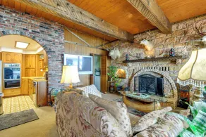 Waterfront Hood Canal Home w/ Pool Table! - Interni