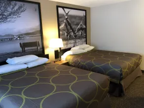Super 8 by Wyndham Salmon Arm - Chambre