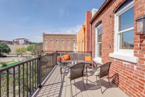 'the Rickhouse' Overlooking Broadway Ave - Innvendig