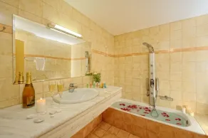 Aegean Sky Hotel & Suites - Badrum