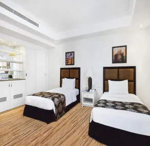 Plaza Inn Hotel - Chambre
