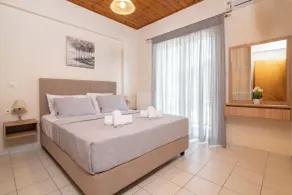 Charmante villa adaptée aux familles avec jacuzzi, barbecue et jardin | Vue piscine - Chambre