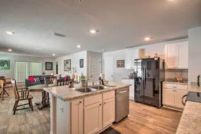 Musical Pensacola Home w/ Fire Pit + Grill! - Interni