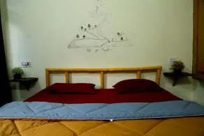 The Hostalgic Jibhi - Hostel - Room