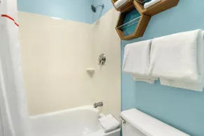 HomeTowne Studios by Red Roof Buffalo - Niagara Airport - Badrum