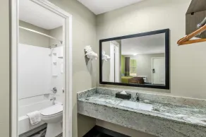 Super 8 by Wyndham Bossier City/Shreveport Area - Bathroom