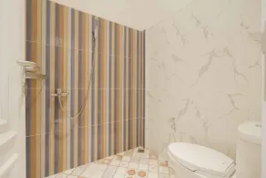 RedDoorz Plus Syariah @ Jalan Dr Sutomo Padang - Bathroom