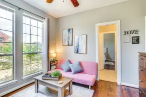 Explore & Unwind: Charming Bedford Apartment - Innenbereich