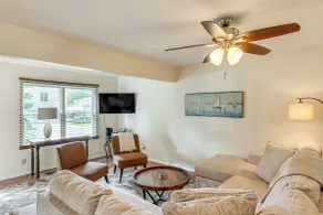 Powers Lake Gem: Peek-a-boo Views & Beach Access - Innenbereich