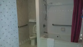 Baymont by Wyndham Cookeville - Bathroom