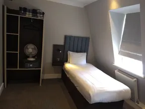 Garden Court Hotel - Chambre