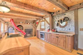 Timeless Red Sox Retreat w/ Scenic Mountain Views! - Interiör