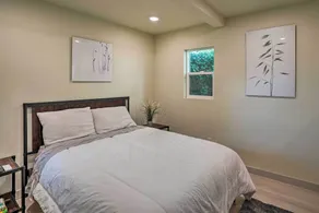 Ideally Located Oakland Home w/ Private Yard! - Innvendig