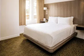 Executive Suites Hotel and Resort, Squamish - Room