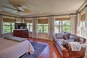 Lakefront Oasis w/ Private Dock in Hot Springs! - Interni