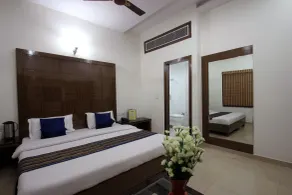 Hotel Legend International -Just a min walk from New Delhi Railway Station - Room