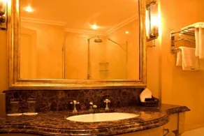 Step House Hotel - Badezimmer