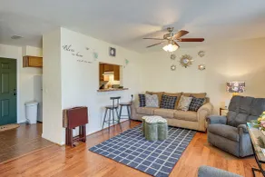 Close to Highway & Border: North Florida Hideaway - Intérieur