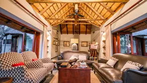 Ivory Wilderness River Rock Lodge - Sitzecke in der Lobby