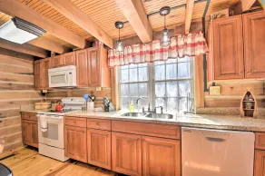 ‘The Lake Place’ Cabin w/ Golf Cart & Free Kayaks! - Interior