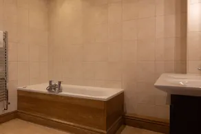 Vantage Point, Hillfield Village - Baño