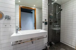 Clarion Hotel The Edge - Bathroom