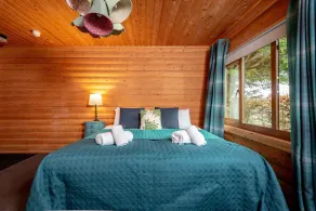 Redlands Country Lodge Apartments with Hot Tubs - Room
