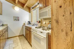 < 1 Mi to North Star Resort: Condo w/ Balcony - Intérieur