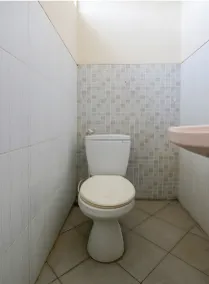 D'Waru Homestay Syariah near Jl Slamet Riyadi Mitra RedDoorz - Bathroom