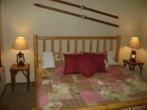 Cozy Digs Lake Lodge w/ 2 Decks, Game Room, Private Dock & Boat Slip - Værelse