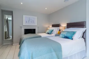 The Apartment, Bath - Rom