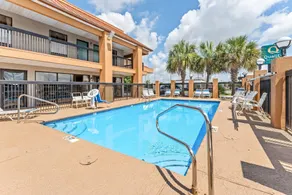 Quality Inn & Suites near Robins Air Force Base - Piscine
