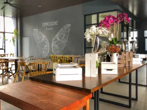 Expressionz Professional Suites by Luxurious Lifestyle Living - Restaurant