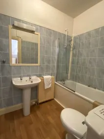 Kings Arms Hotel - Bathroom