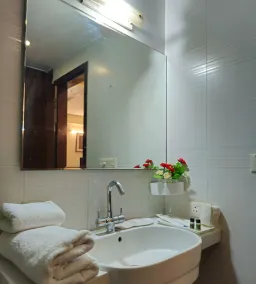 Hotel Crystal Retreat - Badezimmer