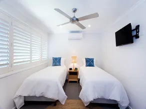 Noosa Parade Townhouse w/ Terrace by Stay Noosa - Zimmer