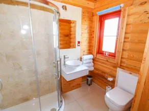 Yew Lodge - Bathroom
