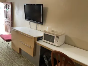 PACIFIC EXPRESS INN - Room