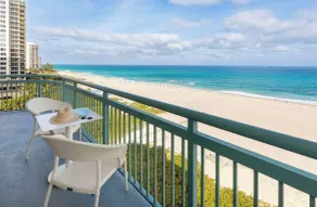The Singer Oceanfront Resort, Curio Collection by Hilton - Vue de la chambre