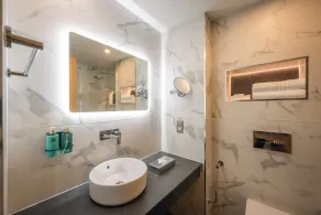 Grand Canal Hotel - Bathroom